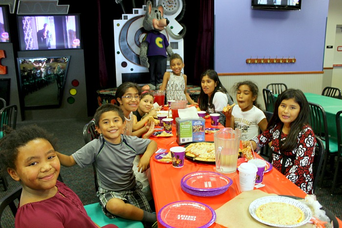 chuck e cheeses eating